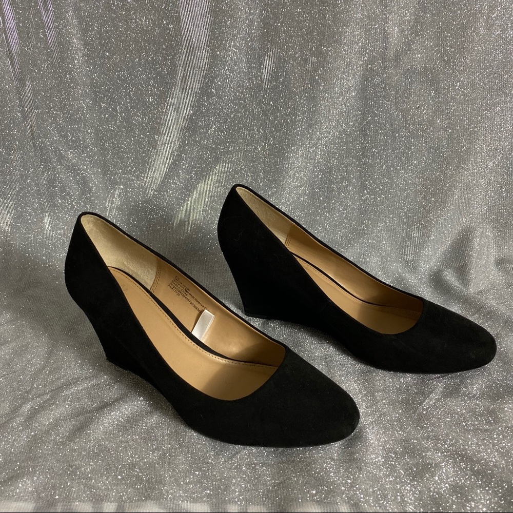 Black faux suede wedged shoes